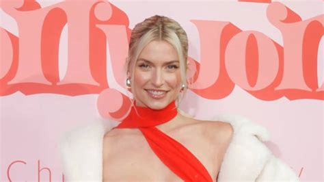 lena titten|Lena Gercke: Nippelblitzer im eleganten Cannes